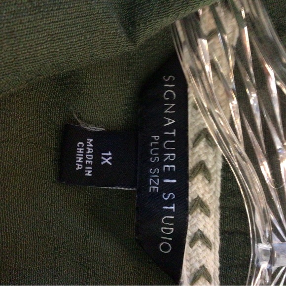 Signature 1studio plus size 1X women’s army green black floral button down shirt - Picture 2 of 5